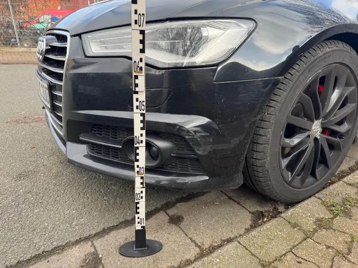Schadensaufnahme mit Messlatte an einem Audi A6 in Düsseldorf