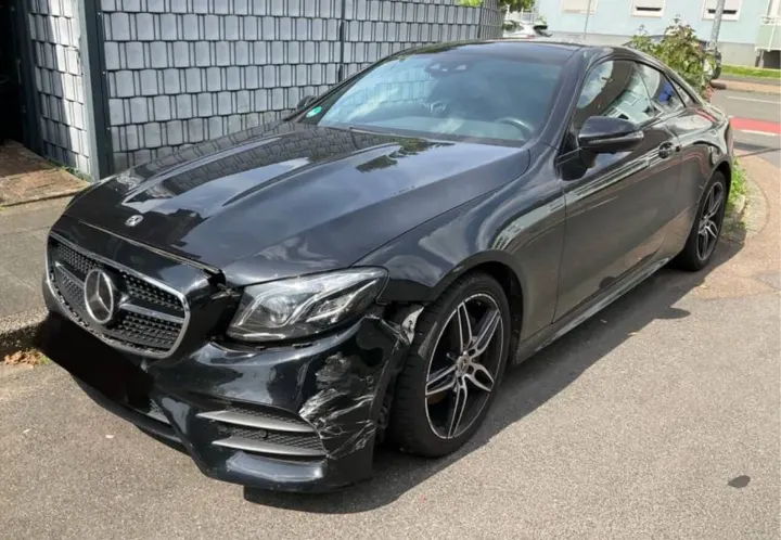 Mercedes Coupé mit Frontschaden vorne links – Haftpflichtschaden aus einem abgeschlossenen Fall des Büros